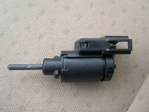Ghid de Înlocuire a Switch-ului Pedalei de Frână pentru VW Golf IV, Jetta IV și Bora
