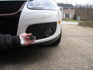 Inlocuirea becurilor pentru lumina de ceata Golf V