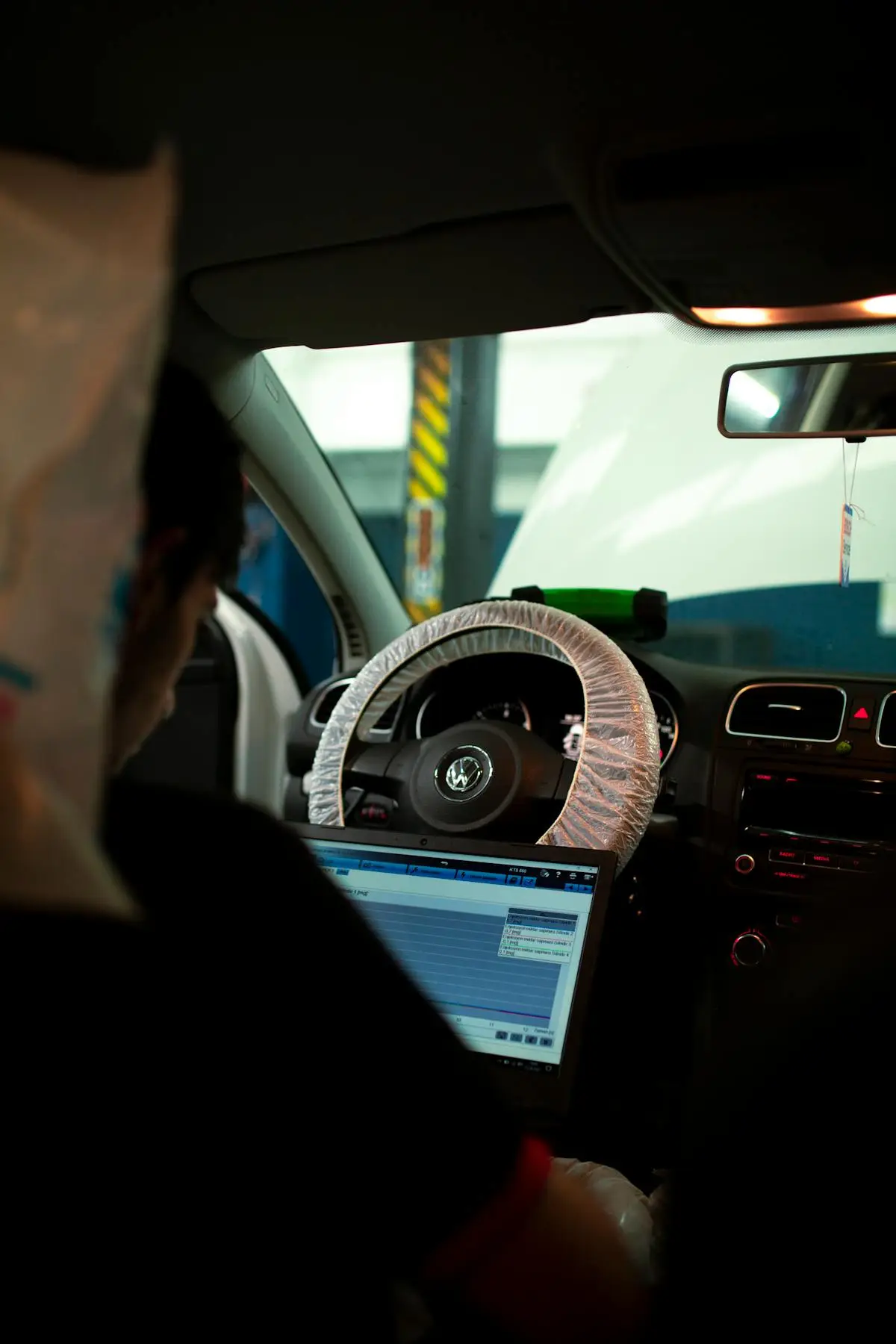 Diagnoză auto cu laptop conectat la o mașină VW, similar cu VCDS