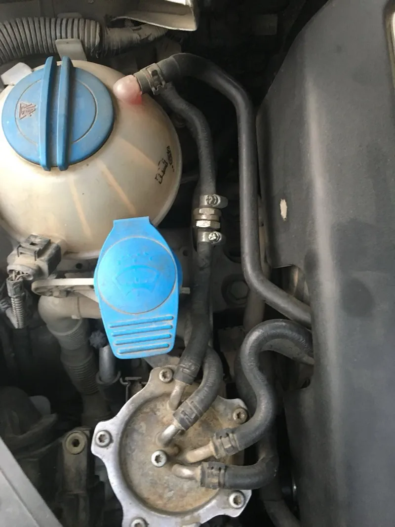 Filtrul de motorină în compartimentul motor la un VW TDI PD