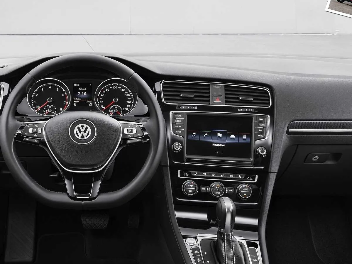 Interior Volkswagen Golf 7 cu volan pe stânga și ceasuri de bord analogice